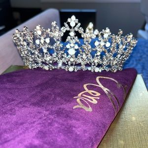 BRAND NEW 
never worn 
Elena crown